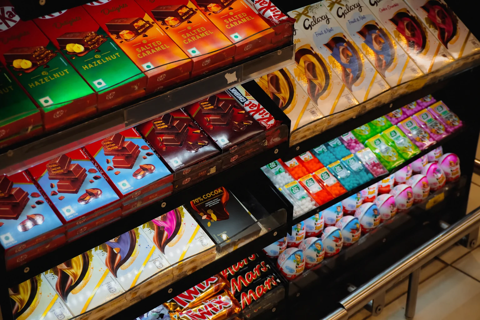 Шоколадная полка до работ: рекламные полосы и воблер ещё не размещены